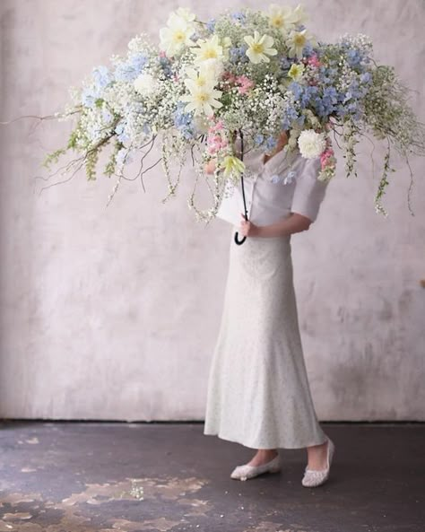 Hanging Flowers Wedding, Flower Umbrella, Asian Wedding Decor, Florist Studio, Floral Umbrellas, Fancy Flowers, Flower Photoshoot, Wedding Backdrop Design, Spring Photoshoot