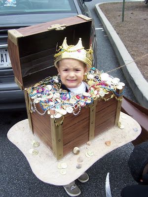 Treasure Chest Costume Treasure Chest Costume, Treasure Chest Craft, Sea Costume, Book Costumes, Royal Priesthood, Box Costumes, Book Week Costume, Hallowen Costume, Storybook Characters