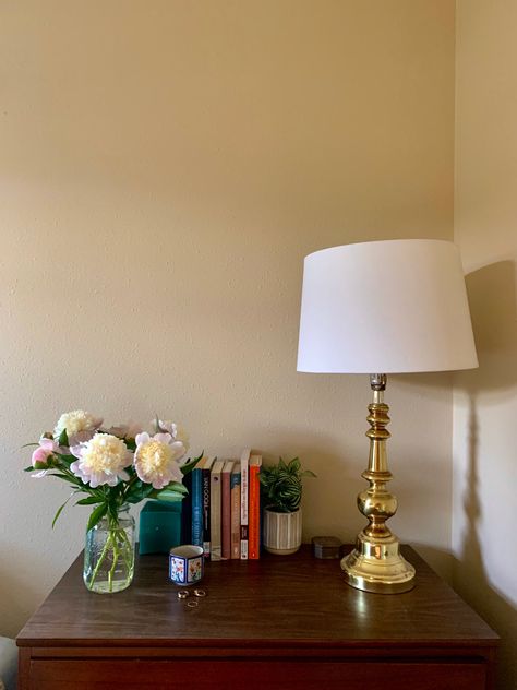 Bedside Table Flowers, Bedside Flowers, Bedside Table Books, Bedside Table Aesthetic, Side Bed Table, Paper Vase, Bed Table, Office Setup, Home Office Setup