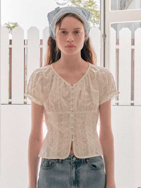 Trendy Outfits Edgy, Korean Fashion Work, 60s And 70s Fashion, Romantic Mood, Feminine Top, White Lace Blouse, Romantic Outfit, Lace Button, Gingham Tops