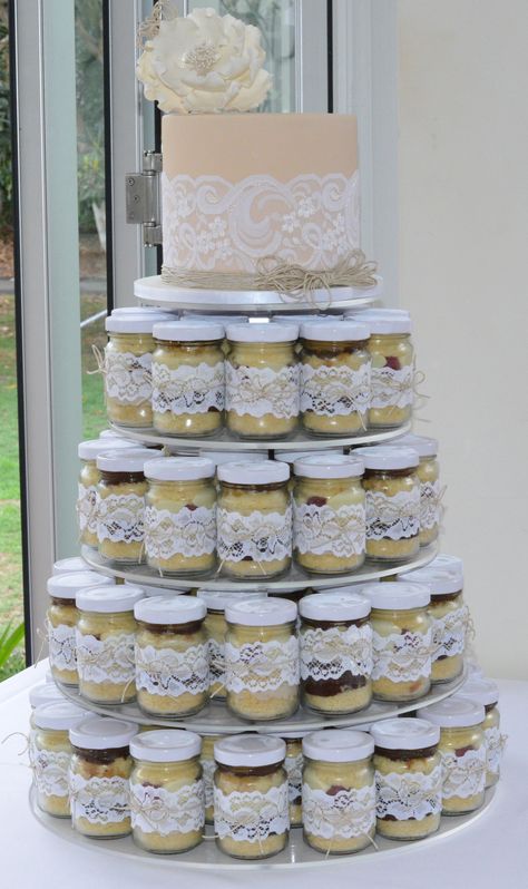 Cake Jar Wedding Cake - 100 mini cake jars filled with cooked vanilla cake, raspberies and white chocolate and vanilla cake with banana, chocolate and toffee.      ~ LOVE T THE CAKE (on top)❗❗❗ Jar Wedding Favors, Mason Jar Cakes, Jar Cakes, Mason Jar Wedding Favors, Cake Jars, Spring Wedding Outfit, Wedding Jars, Gen Z Wedding, Wedding Favour Jars