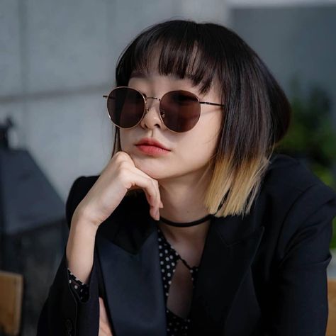 Korean Actresses, Korean Celebrities, Girl Crushes, Sunglasses Branding, Round Sunglass Women, Ulzzang Girl, Look Cool, Korean Actors, Korean Girl