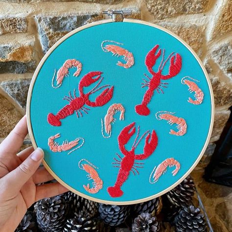 Funny Embroidery Ideas, Lobster Embroidery, Quirky Embroidery, Embroidered Lobster, Animals Embroidery, Funny Embroidery, Animal Embroidery, Embroidery Ideas, Hoop Art