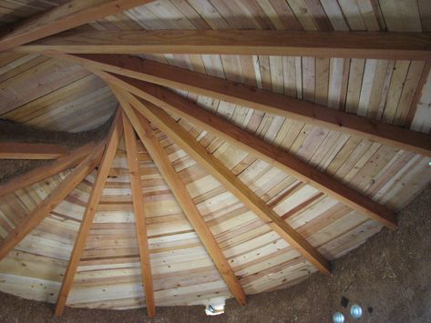 Ben's Natural Building: Building a Reciprocal Roof Roundhouse: Life Energy Awakenings Earth Roof, Timber Framing Tools, Round House Plans, Yurt Home, Earth Sheltered Homes, Roof Truss Design, Earth Bag Homes, Timber Logs, Earth Sheltered