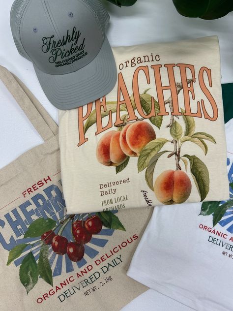 SAVE this for your next farmers market ootd! 🍒 Farmers Market Packaging, Farmers Market Shirt, Farmers Market Outfit, Market Outfit, Farmhouse Flair, Paper Things, Farm Stand, Tshirt Ideas, Photorealism