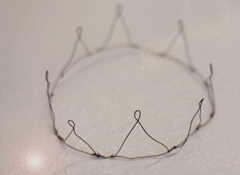 @Amanda Wuest this would be cool for your capstone! Diy Wire Crown, Halloween Costumes For Big Kids, Couronne Diy, Wire Crown, Crown Decor, Wire Sculptures, Wire Sculpture, Wire Crafts, Handmade Wire