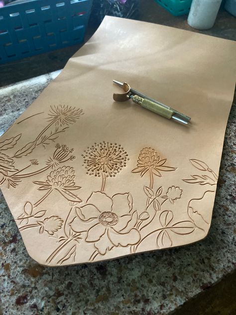 Leather Working Designs, Leather Embossing Design, How To Do Leather Work, Leather Designs Pattern, Leather Tooling Tutorial, Floral Tooling Patterns, Tooled Leather Flowers, Leather Work Designs, Leather Work Patterns