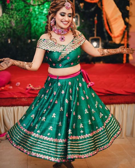 #mehendi #shortlehenga #greenlehenga #lehenga #lengha #lehngas #bridalwear #bridalfashion #fashion #weddingfashion #designer #indianwedding #ethinic #weddingwear Mehendi Outfits For Bride, Mehndi Dress For Bride, Mehendi Dresses, Mehandi Dress, Mehandi Outfits, Mehndi Outfit, Mehendi Outfit, Mehndi Outfits, Haldi Outfits