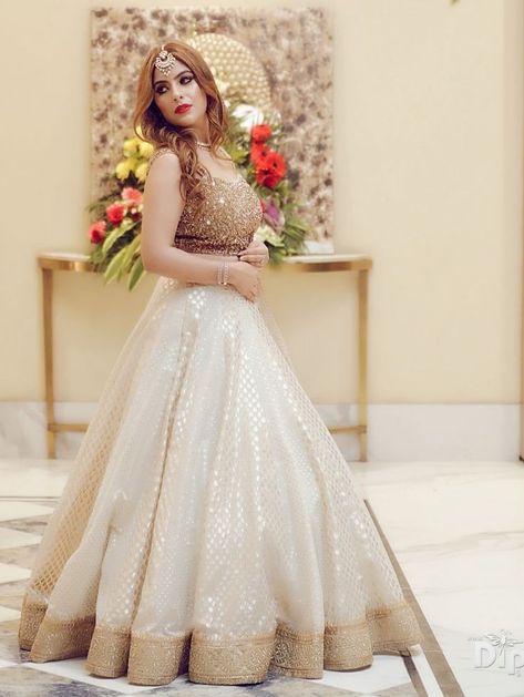 White Traditional Lehenga, White And Golden Dress Indian, White Gold Indian Dress, White Lehenga Party Wear, Off White Lehnga Outfit, Golden And White Lehenga, Golden Blouse Lehenga, Off White And Golden Lehenga, Golden Blouse Designs Lehenga Choli