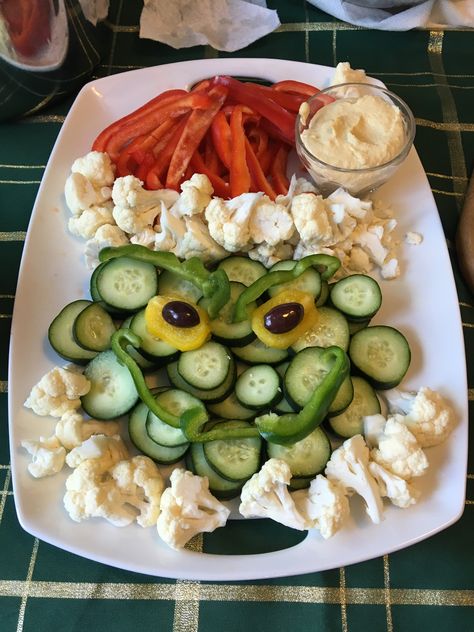 Grinch veggie tray with homemade hummus! Grinch Brunch Food, Grinch Vegetable Tray, Grinchmas Dinner Ideas, Grinch Veggie Platter, Grinch Veggie Tray, Grinch Cheese Board, Grinch Lunch Ideas, Birthday Veggie Tray, Grinch Brunch Ideas