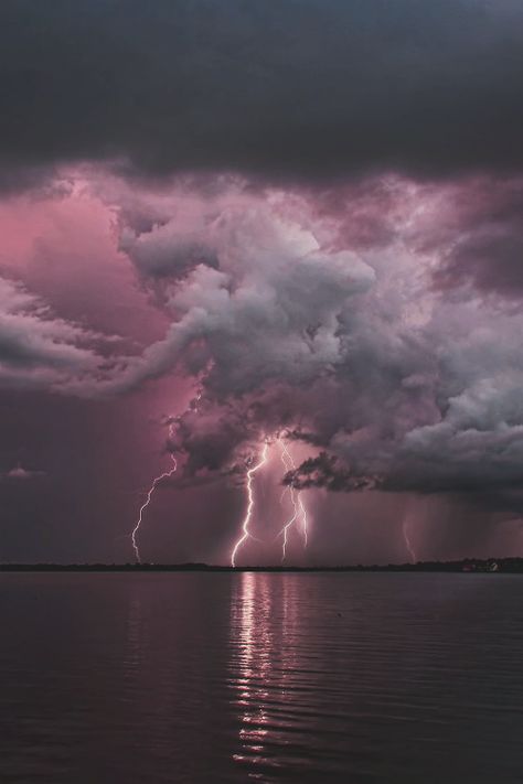 Pretty Thunderstorms, Joshcore Aesthetic, Kellycore Aesthetic, Kelly Core, Lightning Pics, Sky Core, Wild Weather, Lightning Storm, Wallpaper Tumblr