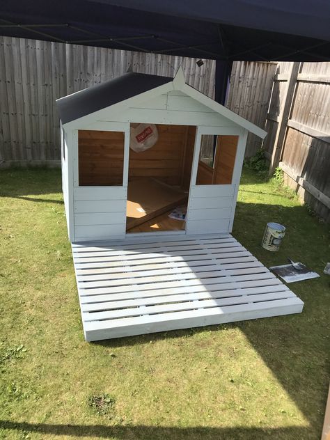 Outside Play House Diy, Diy Outdoor Playhouse Makeover, Easy Pallet Playhouse, Diy Playhouse Outdoor Cheap, Playhouse Out Of Pallets, Wendy House Ideas, Diy Wooden Playhouse, Simple Playhouse, Diy Kids Playhouse