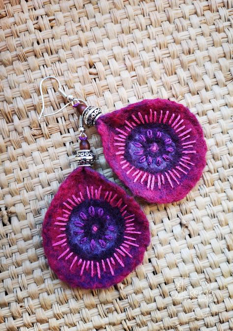 Felted Earrings Diy, Felt Hearts Crafts, Felt Jewellery, Felt Earrings, Felted Jewelry, Hand Embroidered Jewelry, Textile Earrings, Boho Jewelry Diy, Felted Earrings