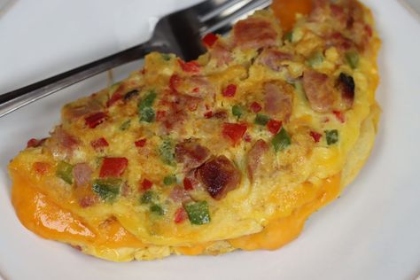 How to Make a Western Omelet - Eat the Bite Country Omelette Recipe, Home Cooked Breakfast, Western Omelette, Denver Omelette, Omelet Recipes, Omlet Recipes, Egg Bakes, Cheese Omelet, Historical Recipes