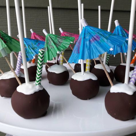 #FBF Coconut Drink cake pops, these were too cute! @csweetsyummytreats #luautheme Hawaii Cake Pops, Coconut Party Decoration, Coconut Birthday Party, Coconut Theme Party, Hawaiian Cake Pops, Luau Cake Pops, Coconut Party, Hawaiian Theme Party Decorations, Diy Luau