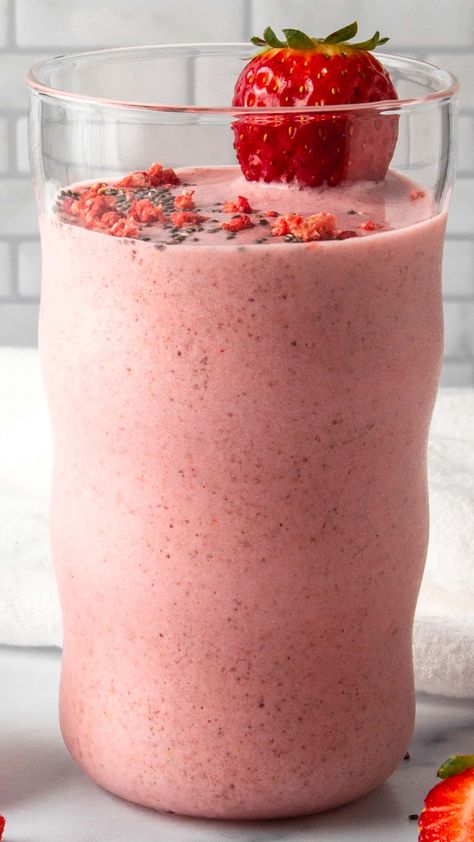 This strawberry collagen smoothie makes a delicious healthy breakfast for busy mornings. Low calorie with a superfood chia seed boost! Also makes a refreshing afternoon snack. Chia Seeds Recipes, Strawberry Watermelon Smoothie, Breakfast For Busy Mornings, Delicious Healthy Breakfast, Collagen Smoothie, Low Calorie Smoothies, Easy Breakfast Options, Recipes Smoothies, Protein Fruit