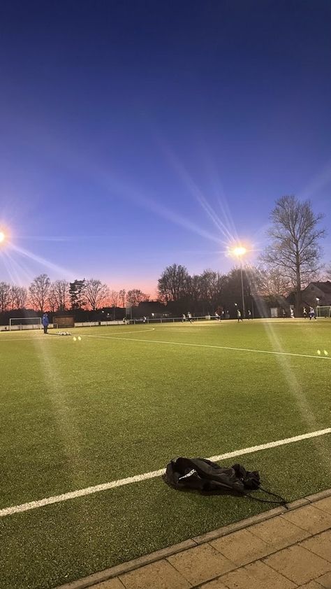 Football Core Aesthetic, Football Pitch Aesthetic, Playing Football Aesthetic, Football Field Aesthetic, Football Sunset, Soccer Girls Outfits, Football Dream, Field Football, Football Aesthetic