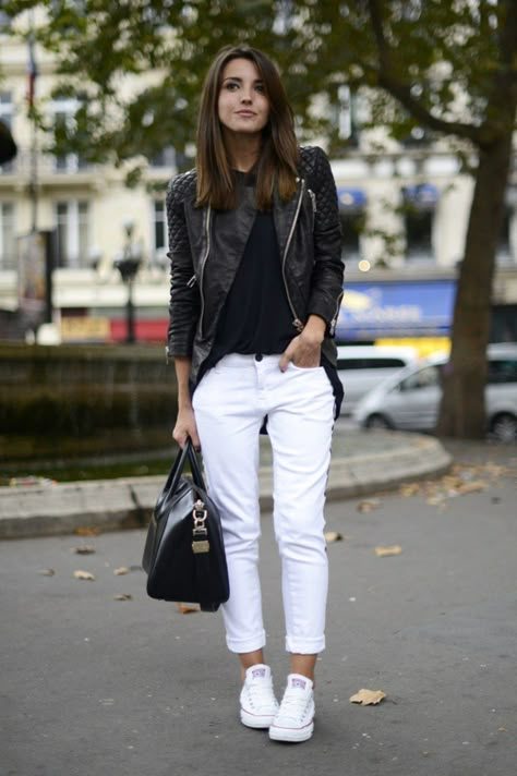 Black TShirt  White Boyfriend Jeans  White Sneakers  Black Leather Jacket Witte Jeans Outfit, How To Wear White Converse, How To Wear White Jeans, White Outfits For Women, White Boyfriend Jeans, Converse Outfits, Black And White Outfit, White Jeans Outfit, Jeans Outfit Women