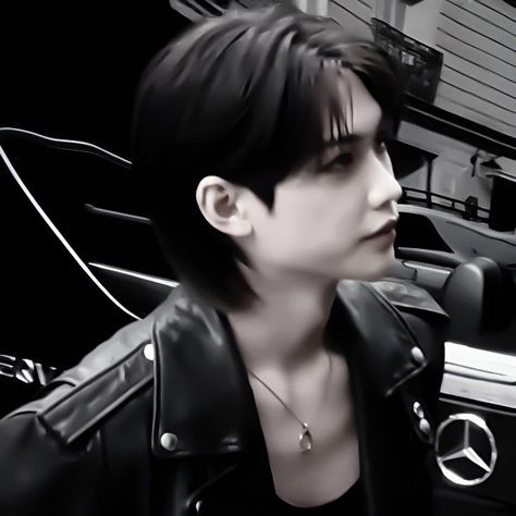 Black Hair Felix Stray Kids, Felix Dark Hair, Felix Black And White, Felix Black Hair, Felix Dark, Cat Eyeliner Makeup, Felix Wallpaper, All About Justin Bieber, Prince Felix