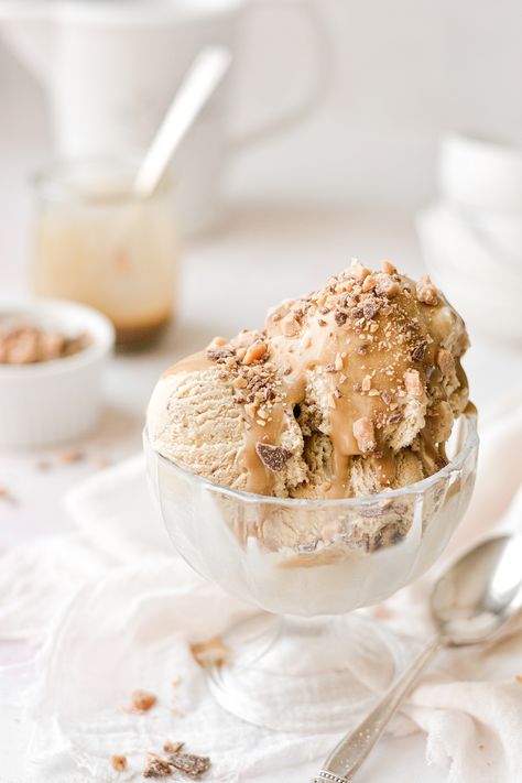 Crunchy toffee bits and toffee bourbon sauce take this caramelized banana ice cream to new levels of deliciousness! Banana Toffee, Toffee Ice Cream, Caramelized Banana, Ice Cream Photography, Bourbon Sauce, Cream Custard, Pecan Ice Cream, Making Homemade Ice Cream, Caramel Ice Cream