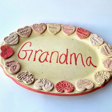 I used the customer's handwriting for Grandma and hand stamped each name into the hearts. I added texture to the hearts without names. She wanted it done in pinks and coral. I love it so much I want to make one for me ! Such a sweet gift ♡ #personalizedgrandmaplatter #grandma #grandmagift #giftfotgrandma #heirloomgift #personalizedplatter #customplatter #uniquegift #handmade Pottery Gifts For Grandparents, Homemade Gifts For Grandma, Homemade Gift For Grandma, Diy Gifts For Grandma, Birthday Gift For Grandma, Grandmas Christmas, Gifts For Grandma, Christmas Gifts For Grandma, Birthday Gifts For Grandma