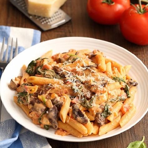 Slow cooker creamy beef-mushroom pasta recipe. Ground beef with mushrooms, cooked pasta, tomatoes, and cheese cooked in a slow cooker. Pasta Mushroom, Beef Mushroom, Creamy Tomato Pasta, Pasta With Spinach, Mushroom Recipes Pasta, Goat Cheese Pasta, Tomatoes Recipe, Creamy Tomato Sauce, Homemade Tomato Sauce