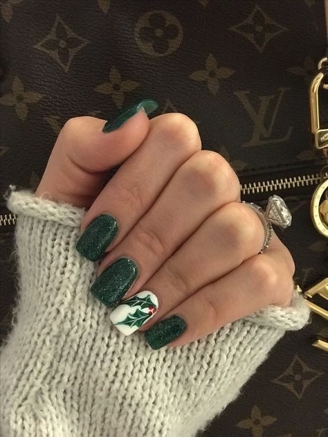 Christmas nails Green Nails With Mistletoe, Christmas Nails With Accent Nail, Christmas Nails Square Green, Christmas Nail Designs Green And Gold, Christmas Powder Dip Nails, Green Sparkly Christmas Nails, Christmas Nails 2023 Green, White And Green Christmas Nails, Green Christmas Nails Square