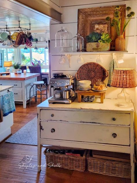 One Room Cottage Interior, Cottage Home Ideas, Chic Cottage, Tiny Beach Cottage Interior, Small Beach House Kitchen Cottage, Cottage Core Kitchen Inspiration, Summer Decorating Ideas, Farmhouse Cottage Decor, Cottage Decorating