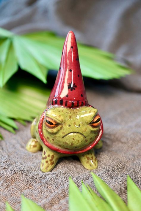 Can Art Design Wizard Frog, Halloween Tea Party, Small Decorations, Can Art, Frog Crafts, Ceramic Frogs, Miniature Models, Beginner Pottery, Clay Crafts Air Dry