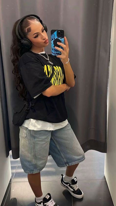 Y2k Long Shorts Outfit, Y2k And Streetwear Style, Streetwear Fashion Women Shorts, Latina Streetwear, Streetwear Shorts Outfit, Baggy Jean Shorts Outfit, Long Jean Shorts Outfit, Y2k Pics, Khaki Shorts Outfit