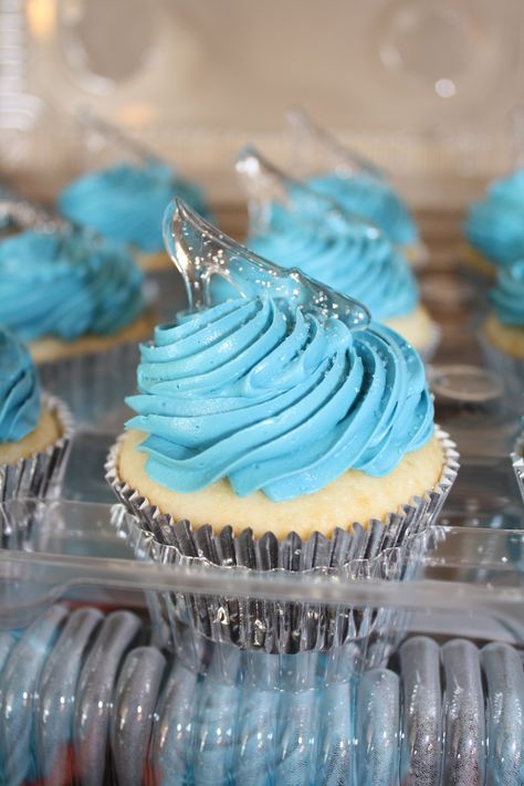 Cinderella cupcakes by Cupcake Bliss #PintoWin #NapoleonPerdis #Cinderella Sweet 16 Cinderella Theme, Cinderella Birthday Cake, Cinderella Sweet 16, Cinderella Cupcakes, Quince Cakes, Disney Cupcakes, Cinderella Birthday Party, Superhero Birthday Cake, Cinderella Cake