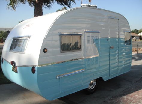 How to Search for a Vintage Camper | 2 Dogs and the Cat Retro Trailers, Shasta Trailer, Shasta Camper, Vintage Camper Remodel, Old Campers, Tiny Trailers, Tiny Camper, Retro Caravan, Rv Makeover