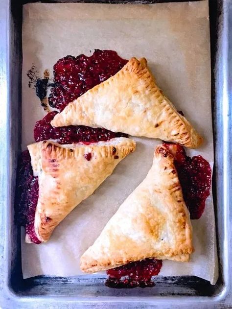 DELISH! Easy raspberry puff pastry turnovers with a homemade raspberry filling. Fresh raspberry turnoversfor breakfast, brunch or dessert. Use this puff pastry turnovers recipe for vaiations with cherry, blueberry or aples. #turnovers #raspberry #handpies #desserts #dessertfoodrecipes #dessertrecipes #raspberries #fruit #puffpastry #brunch Raspberry Puff Pastry, Raspberry Turnovers, Puff Pastry Turnovers, Pastry Turnovers, Easy Puff Pastry Recipe, Homemade Raspberry Jam, Sweet Brunch, Turnover Recipes, Easy Puff