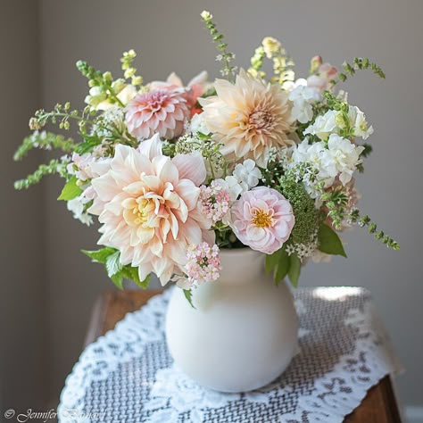 Dahlia Wizard Of Oz, Dahlia And Peony Bouquet, Late Summer Flower Arrangements, Dahlia Arrangements Floral Design, Dhalia Aesthetic Bouquet, Dahlia Arrangements, Dahlia Wedding Flowers, Dahlia Wedding Centerpieces, Dahlia Ranunculus Bouquet