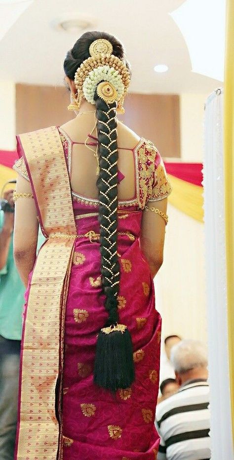 South Indian Hairstyle, South Indian Wedding Hairstyles, Poola Jada, Bridal Hair Decorations, Bridal Hairstyle Indian Wedding, Hair Style On Saree, Bridal Hair Accessories Flower, Saree Hairstyles, Engagement Hairstyles