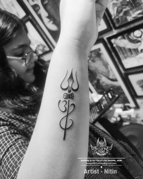 Shiva Parvati Tattoo Design, Small Trishul Tattoo, Small Shiva Tattoo, Shiv Tattoo Design, Om Namah Shivaya Tattoo, Bholenath Tattoo, Tattoo Pieces, Trishul Tattoo, Mantra Tattoo