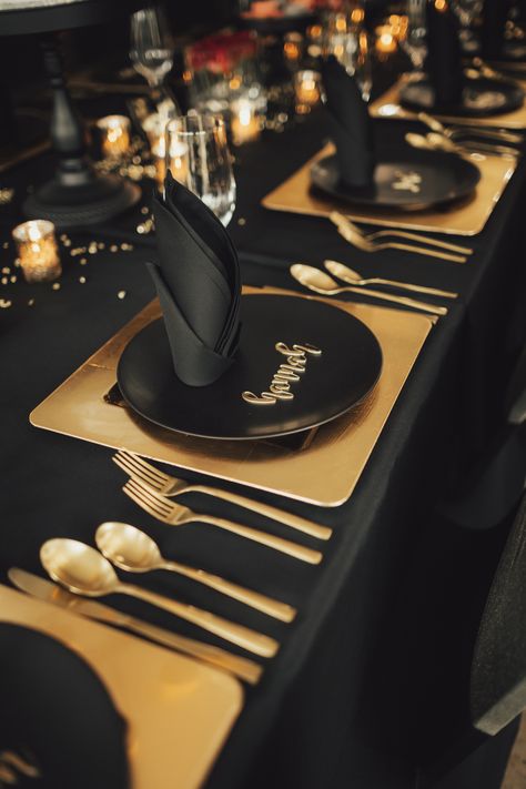 Long Table Decorations Birthday, Event Check In Table, Gold Themed Dinner Party, Black And Gold Place Setting, 50th Birthday Table Setting Ideas, Black And Gold Dinner Table Setting, New Years Table Decorations Ideas, Black And Gold Christmas Table, Black And Gold Table Decorations