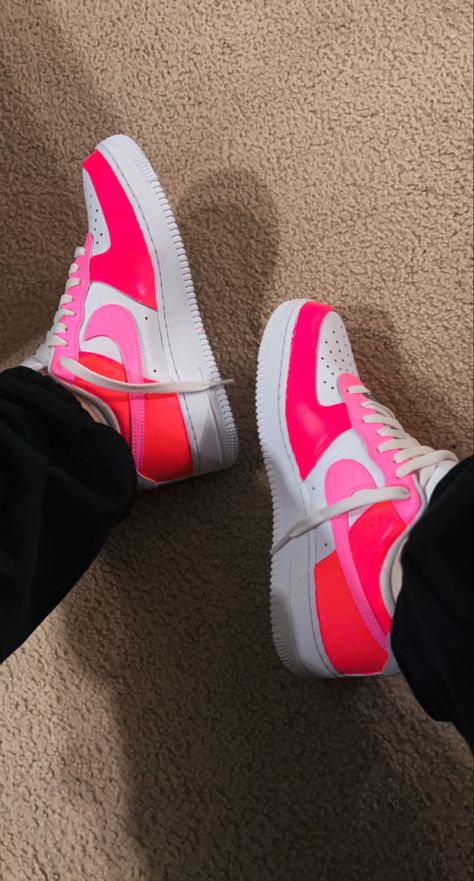 hand painted neon pink air force ones; two different color neon pink super comfortable and cute and trendy shoes Hot Pink Air Forces, Vestidos Color Fucsia, Painted Air Force 1, Shoe Painting, Ways To Lace Shoes, Painted Nikes, Pink Nike Shoes, Nike Neon, Lace Shoes