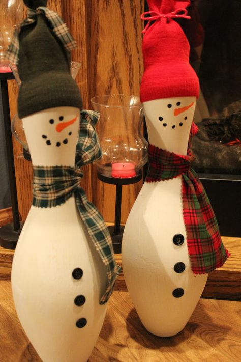 Bowling Pin Snowman by TwoCrazyKitties on Etsy Bowling Photos, Diy Bowling Pins, Bowling Ball Crafts, Bowling Pin Crafts, Diy Bowling, Bowling Ball Yard Art, Bowling Ball Art, Porch Window, Window Christmas