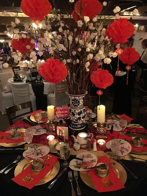 Asia Theme Party, Chinese Food Party Ideas, Asian Centerpiece Ideas, Chinese Tablescape, Japan Themed Party, Asian Table Setting, Asian Themed Dinner Party, Japanese Tablescape, Asian Party Decorations