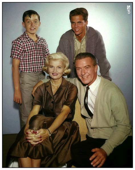 Jerry Mathers, Tony Dow, Barbara Billingsley and Hugh Beaumont (via TV Guide; photographer unknown) Hugh Beaumont, Tony Dow, June Cleaver, Tv Moms, Leave It To Beaver, Vintage Television, Family Scrapbook, Classic Television, Old Shows