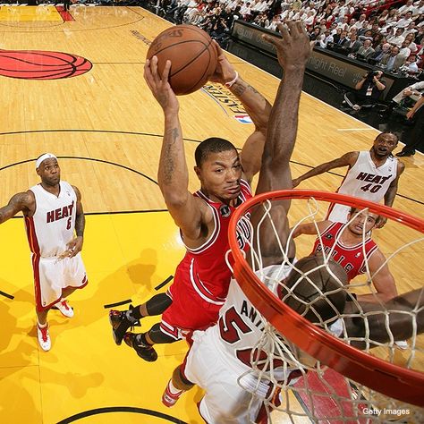 Derrick Rose Dunk, Funny Nba, Miami Heat Game, D Rose, Bola Basket, Basketball Photography, Derrick Rose, Nba Pictures, Basketball Art