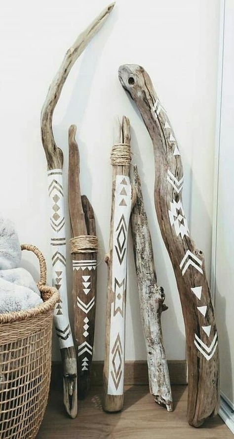 Takken Decor, Painted Driftwood, Driftwood Art Diy, Wall Art Diy Paint, Driftwood Projects, Deco Nature, Stick Art, Driftwood Crafts, Garden Art Projects