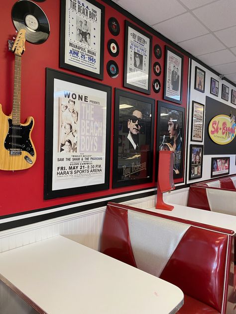 This ice cream placed was inspired by old music artists and it was amazing💫✨ Americana Music Aesthetic, Elvis Room Decor, Elvis Decor, 50s Dinner, Elvis Aesthetic, Vintage Americana Aesthetic, One For The Money, Americana Aesthetic, Americana Music