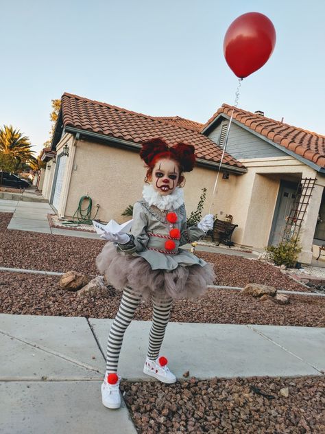 It Family Costumes, Girls Scary Clown Costume Diy, Pennywise Family Costume, Pennywise Child Costume, Kids Scary Clown Costume, Kids Pennywise Makeup, Baby Pennywise Costume, Diy Pennywise Costume Kids, Scary Halloween Costume Ideas For Kids