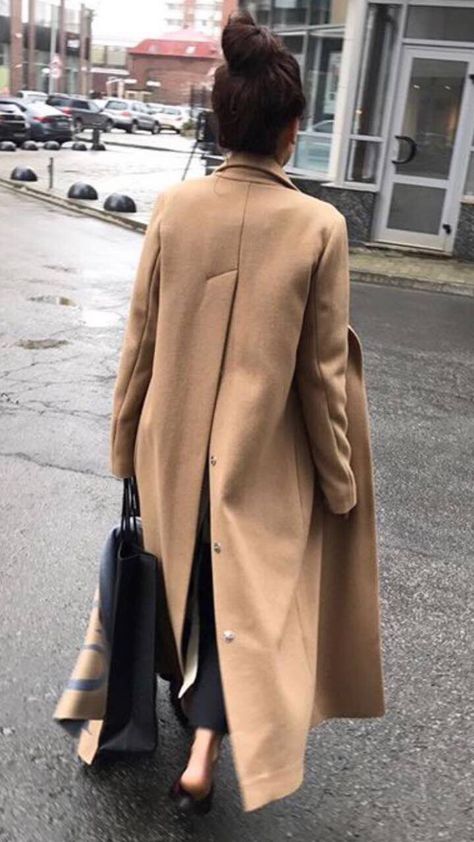 Palto Woman Winter Coats, Minimalist Chic Outfit, Iranian Women Fashion, Mode Abaya, Mode Casual, Looks Street Style, Oversized Coat, Abayas Fashion, Abaya Fashion