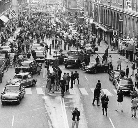 <> First morning after Sweden changed from driving on the left side to driving on the right, 1967 Rare Historical Photos, Flatiron Building, Fidel Castro, Historical Moments, Christopher Robin, Tutankhamun, Milla Jovovich, Moments In Time, Nikola Tesla