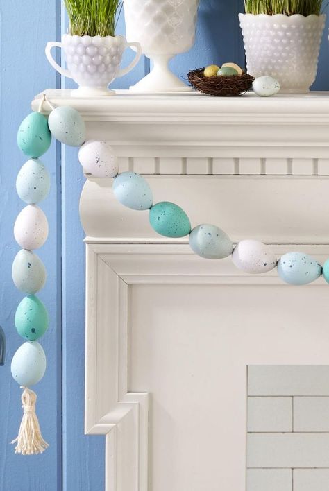 Easter Decorating Ideas, Egg Garland, Diy Osterschmuck, Easter Egg Garland, Creative Easter Eggs, Easter Egg Tree, Easter Decorating, Easter Egg Wreath, Easter Garland