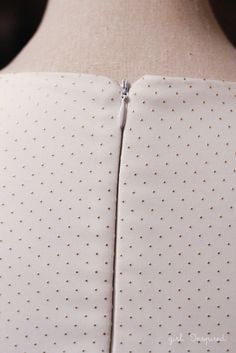 How to Install an Invisible Zipper into a lined bodice - step by step tutorial Zipper Tutorial, Sew Zipper, Holiday Sewing, Sew Ins, Beginner Sewing Projects Easy, Sewing Lessons, Sewing Projects For Beginners, Sewing Skills, Diy Couture