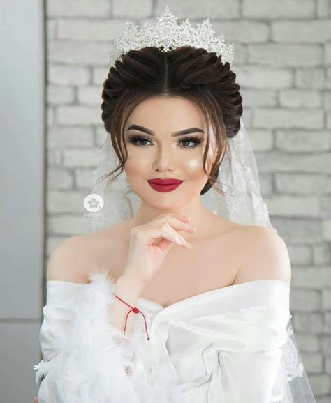 Gorgeous glamour makeup , bridal makeup , western bride makeup Bridal Makeup Pictures, British Wedding Dresses, Eyebrows Shaping, Western Bride, Embroidery Funny, Romantic Wedding Hair, Bridal Hair Inspiration, Beginners Embroidery, Makeup Tutorial Eyeliner